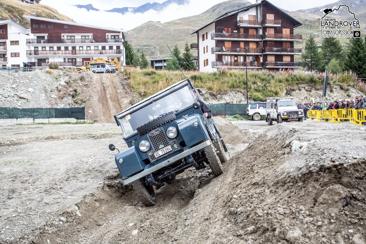 Land Rover Series impegnato in un percorso off-road